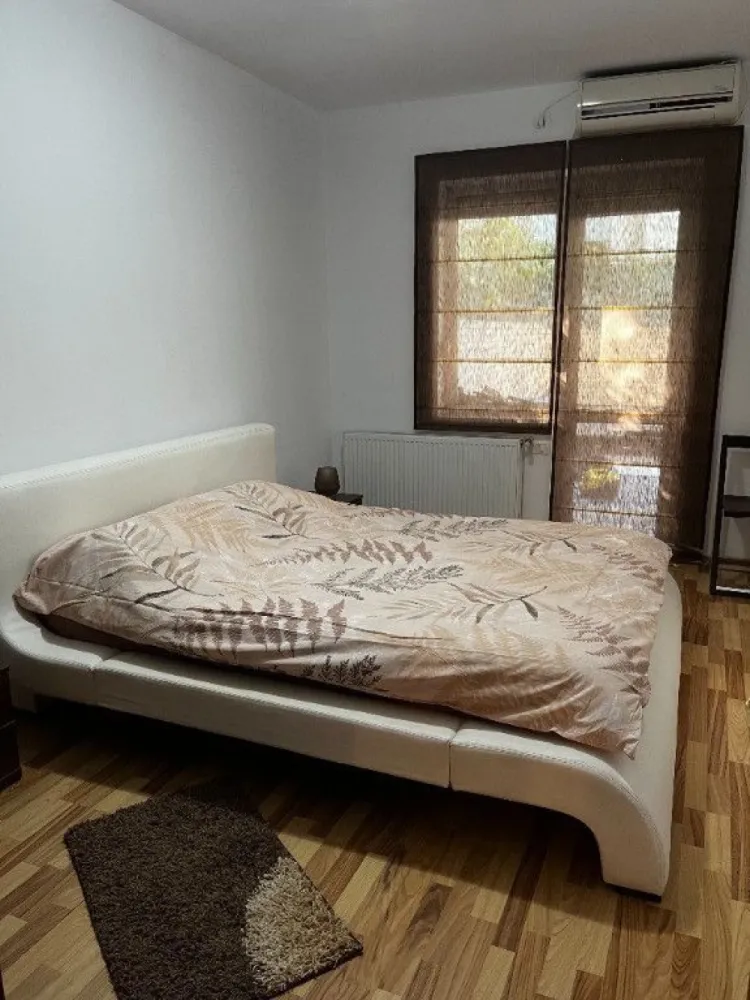 BRASADAS inchiriaza APARTAMENT cu 3 camere zona Mihai Bravu - BRASADAS închiriază – Apartament 3 camere, 150 mp + terasă 40 mp, Str. Brândușelor Familie serioasă oferă spre închiriere un apartament excepțional, complet mobilat, situat într-o zonă foarte liniștită, într-un bloc P+4 construit în 2007. Proprietatea are 150 mp utili și o terasă superbă de 40 mp, amenajată cu verdeață, mobilier de exterior și grătar „American barbeque”. Sub terasă se află garajul inclus în preț. Interiorul este renovat și igienizat recent, cu centrală termică nouă și mobilier de calitate: • Living modern cu bucătărie open-space Franke, canapea și fotolii din piele Rovere, TV LED • Dormitor matrimonial cu pat Mobexpert 180x200, saltea nouă Domus Flex, dressing • Dormitor secundar cu dressing Casa Roma și canapea extensibilă • 2 băi: jacuzzi + cabină de duș Oază de liniște, intimitate și confort, la doar 5 min de Metrou Mihai Bravu și aproape de magazine (Lidl, Mega, Profi, piață). 💶 Chirie: 800 EUR/lună 📍 Str. Brândușelor 📞 Detalii: 0745964492 – ALEX