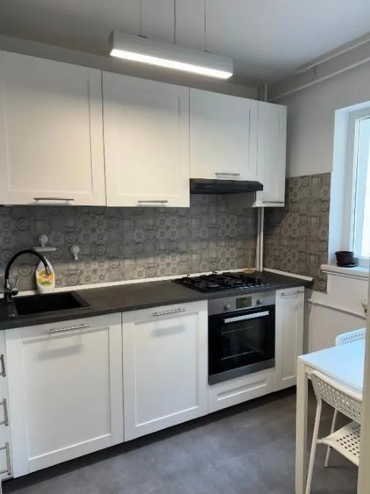 Apartament de &icirc;nchiriat, Tineretului, l&acirc;ngă metrou - Proprietar, ofer spre &icirc;nchiriere apartament 3 camere, la 3 minute de metrou Tineretului, zonă liniștită, supermarketuri, farmacii, bănci, piață &icirc;n vecinătate. Blocul se află l&acirc;ngă parcul Tineretului, &icirc;n al doilea r&acirc;nd de blocuri, ferit de zgomot. Apartamentul este decomandat, complet mobilat și utilat, 2 dormitoare, debara, 2 balcoane deschise, 2 televizoare, 3 AC. Nu are centrală proprie. Pentru mai multe informații, trimiteți mesaj sau sunați.