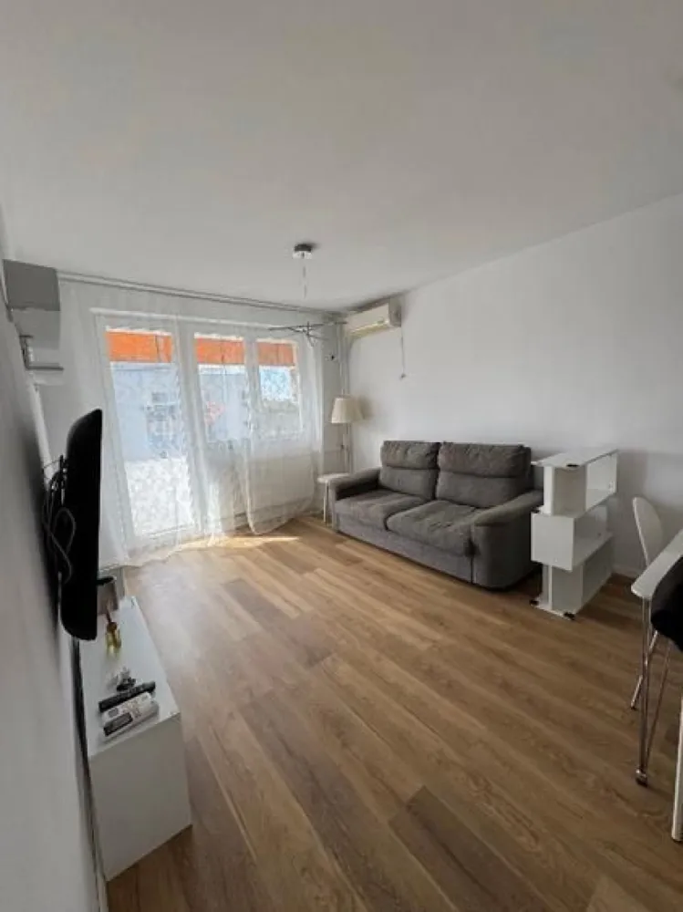 Apartament de &icirc;nchiriat, Tineretului, l&acirc;ngă metrou - Proprietar, ofer spre &icirc;nchiriere apartament 3 camere, la 3 minute de metrou Tineretului, zonă liniștită, supermarketuri, farmacii, bănci, piață &icirc;n vecinătate. Blocul se află l&acirc;ngă parcul Tineretului, &icirc;n al doilea r&acirc;nd de blocuri, ferit de zgomot. Apartamentul este decomandat, complet mobilat și utilat, 2 dormitoare, debara, 2 balcoane deschise, 2 televizoare, 3 AC. Nu are centrală proprie. Pentru mai multe informații, trimiteți mesaj sau sunați.