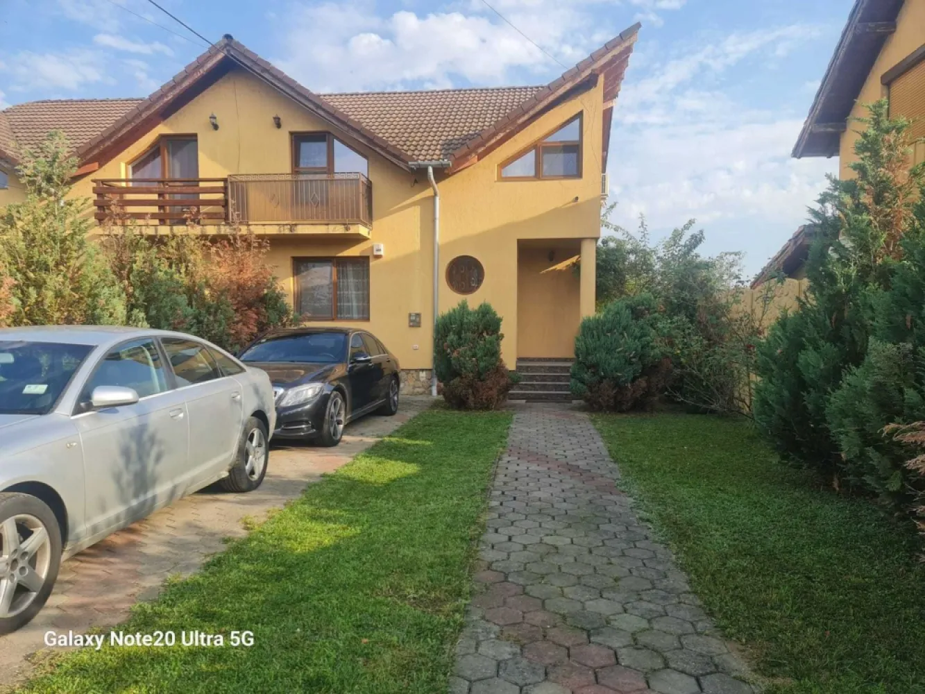 BRASADAS vinde casă 4 cam 3.15 ari zona L Blaga. - Agentia Imobiliara BRASADAS vinde casă de locuit nemobilata imediat ocupabilă cu suprafata utilâ apr. 150 metri patrați. Compartimentare : - PARTER - Hol intrare, Camera de zi, Loc servit masa, Bucătărie (incalzire pardosea) cu loc de gatit separat, Spălătorie, WC de serviciu, Spațiu tehnic. - ETAJ - 3 Dormitoare, Baie de Familie. ANEXA - Camara alimente cu două spații de depozitare. LOC DE PARCARE amenajat pentru două mașini în curte. ALTE FACILITATI - Sistem de supraveghere video, sistem alarmă, Aer conditionat, încălzire electrică suplimentară in Baia de Familie, Poarta de intrare în curte cu închidere-deschidere automată cu telecomandă. Teren 315mp. www.brasadas.com.