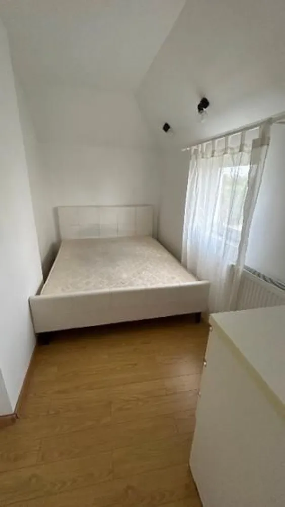 BRASADAS vinde ap 2 cam Dorobanti pe Radu Beller. - Agentia Imobiliara BRASADAS vinde apartament 2 camere, 42 mp in Dorobanti, Str. Radu Beller, etaj 4 din 4, mansarda inalta, stradal, vedere dubla, semidecomandat. Dotat si utilat complet, mobilier modern, renovat integral in 2021, schimbat gresie, faianta, parchet, usi interior, montat centrala termica pe gaz, refacut instalatiile termice (cupru) si apa (toate tevile noi), corpuri de iluminat. Are AC (Panasonic, revizie facuta), frigider (2024), cuptor (2023), plita vitroceramica (2021), masina de spalat (2025). Acoperisul a fost renovat in 2023. Este un apartament boem cu vedere pe fata spre Parcul Floreasca, pe spate Televiziunea Romana, foarte aproape de parcul Floreasca (in fata vilei), Lacul Floreasca, Sala Floreasca, Piata Dorobanti, cartierul Primaverii. Cladirea din 1949 nu este pe lista cu risc seismic, conform actelor a fost locuinta unifamiliala a unui cuplu. www.brasadas.com.