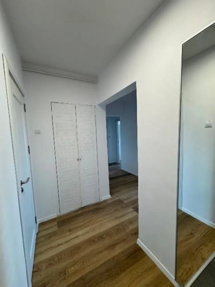 Apartament de &icirc;nchiriat, Tineretului, l&acirc;ngă metrou - Proprietar, ofer spre &icirc;nchiriere apartament 3 camere, la 3 minute de metrou Tineretului, zonă liniștită, supermarketuri, farmacii, bănci, piață &icirc;n vecinătate. Blocul se află l&acirc;ngă parcul Tineretului, &icirc;n al doilea r&acirc;nd de blocuri, ferit de zgomot. Apartamentul este decomandat, complet mobilat și utilat, 2 dormitoare, debara, 2 balcoane deschise, 2 televizoare, 3 AC. Nu are centrală proprie. Pentru mai multe informații, trimiteți mesaj sau sunați.