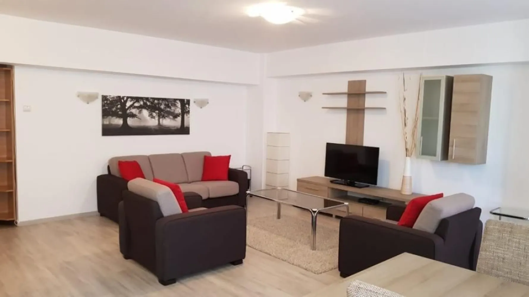 Ocazie Rara! Proprietar, vand apt 2 camere Calea Dorobanti, bloc BRD! - Oportunitate Excelenta! Proprietar, vand apartament 2 camere pe Calea Dorobanti in Bucuresti, bloc BRD, intrare prin strada Washington. Apartamentul genereaza venit pasiv din prima zi, fiind deja închiriat unui chirias stabil, cu contract pe termen lung, ce doreste sa ramana in apartament daca este posibil! Aparamentul se vinde complet utilat si mobilat, exact ca in imagini: bucatarie completa, 2 x AC, frigider, masina spalat rufe, mobila sufragerie, mobila dormitor, boiler apa calda, geamuri termopan. Localizare: Calea Dorobanți 135-145, bloc 10, etaj 7 din 10, vedere spre bulevard. Apt este semidecomandat si are o suprafata de 58 mp utili (63 mp cu balcon). Caldura si apa calda prin Radet. An constructie bloc 1977. Blocul este anvelopat si are 1 lift. Nu am loc de parcare, dar se pot folosi locurile cu plata de pe Calea Dorobanti. Acces facil la mijloace de transport, centre comerciale, scoli si servicii, ideal pentru mentinerea unei cereri ridicate de inchiriere. Pret: 160,000 EUR, usor negociabil pentru achiziție imediata cu plata cash. Colaborez si cu agentii, ofer comision 2% cu TVA inclus.