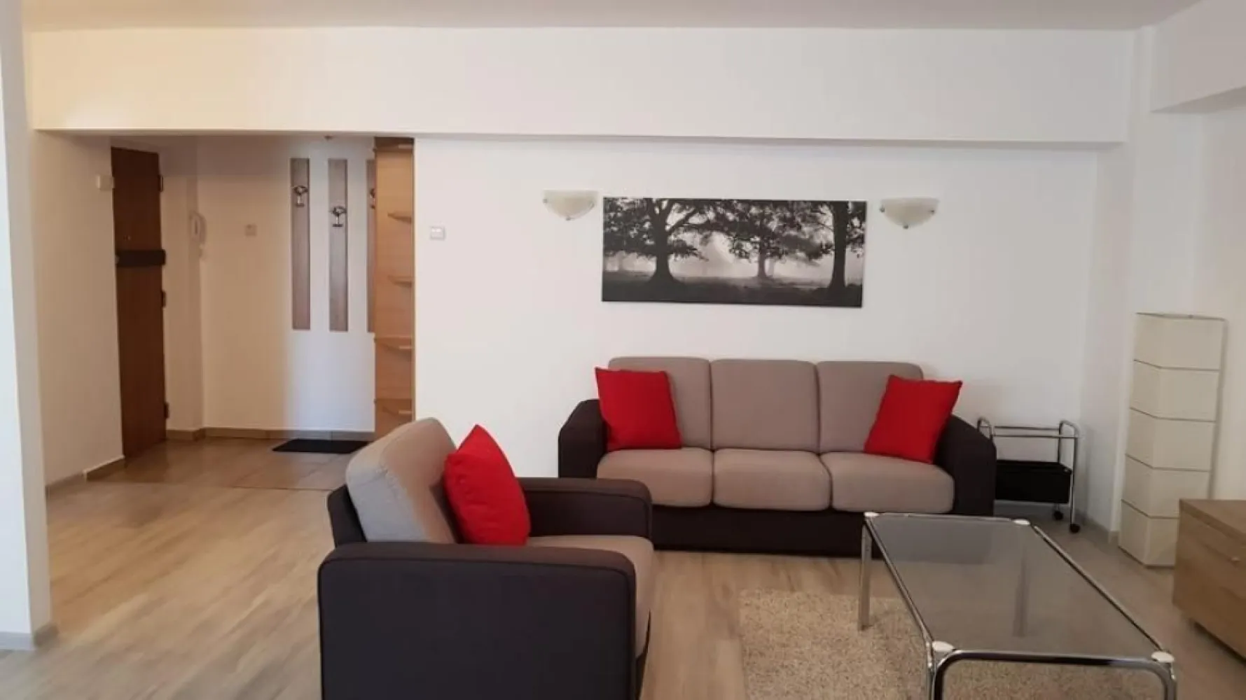 Ocazie Rara! Proprietar, vand apt 2 camere Calea Dorobanti, bloc BRD! - Oportunitate Excelenta! Proprietar, vand apartament 2 camere pe Calea Dorobanti in Bucuresti, bloc BRD, intrare prin strada Washington. Apartamentul genereaza venit pasiv din prima zi, fiind deja închiriat unui chirias stabil, cu contract pe termen lung, ce doreste sa ramana in apartament daca este posibil! Aparamentul se vinde complet utilat si mobilat, exact ca in imagini: bucatarie completa, 2 x AC, frigider, masina spalat rufe, mobila sufragerie, mobila dormitor, boiler apa calda, geamuri termopan. Localizare: Calea Dorobanți 135-145, bloc 10, etaj 7 din 10, vedere spre bulevard. Apt este semidecomandat si are o suprafata de 58 mp utili (63 mp cu balcon). Caldura si apa calda prin Radet. An constructie bloc 1977. Blocul este anvelopat si are 1 lift. Nu am loc de parcare, dar se pot folosi locurile cu plata de pe Calea Dorobanti. Acces facil la mijloace de transport, centre comerciale, scoli si servicii, ideal pentru mentinerea unei cereri ridicate de inchiriere. Pret: 160,000 EUR, usor negociabil pentru achiziție imediata cu plata cash. Colaborez si cu agentii, ofer comision 2% cu TVA inclus.
