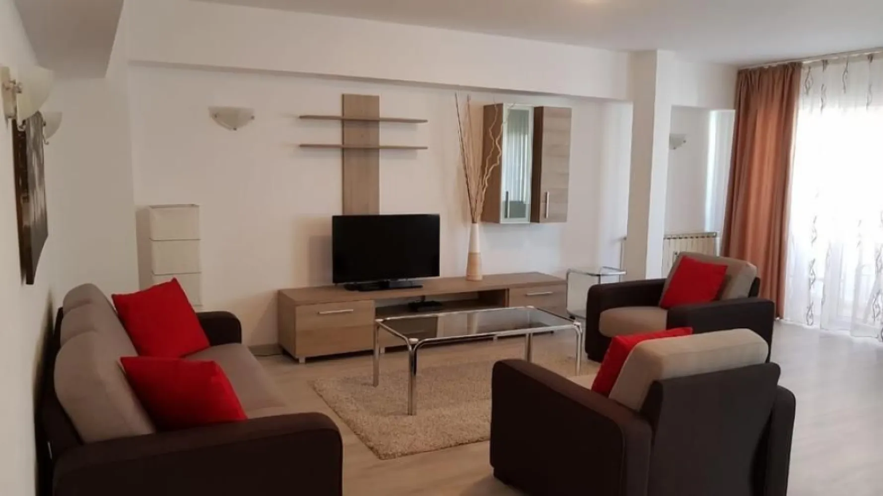 Ocazie Rara! Proprietar, vand apt 2 camere Calea Dorobanti, bloc BRD! - Oportunitate Excelenta! Proprietar, vand apartament 2 camere pe Calea Dorobanti in Bucuresti, bloc BRD, intrare prin strada Washington. Apartamentul genereaza venit pasiv din prima zi, fiind deja închiriat unui chirias stabil, cu contract pe termen lung, ce doreste sa ramana in apartament daca este posibil! Aparamentul se vinde complet utilat si mobilat, exact ca in imagini: bucatarie completa, 2 x AC, frigider, masina spalat rufe, mobila sufragerie, mobila dormitor, boiler apa calda, geamuri termopan. Localizare: Calea Dorobanți 135-145, bloc 10, etaj 7 din 10, vedere spre bulevard. Apt este semidecomandat si are o suprafata de 58 mp utili (63 mp cu balcon). Caldura si apa calda prin Radet. An constructie bloc 1977. Blocul este anvelopat si are 1 lift. Nu am loc de parcare, dar se pot folosi locurile cu plata de pe Calea Dorobanti. Acces facil la mijloace de transport, centre comerciale, scoli si servicii, ideal pentru mentinerea unei cereri ridicate de inchiriere. Pret: 160,000 EUR, usor negociabil pentru achiziție imediata cu plata cash. Colaborez si cu agentii, ofer comision 2% cu TVA inclus.