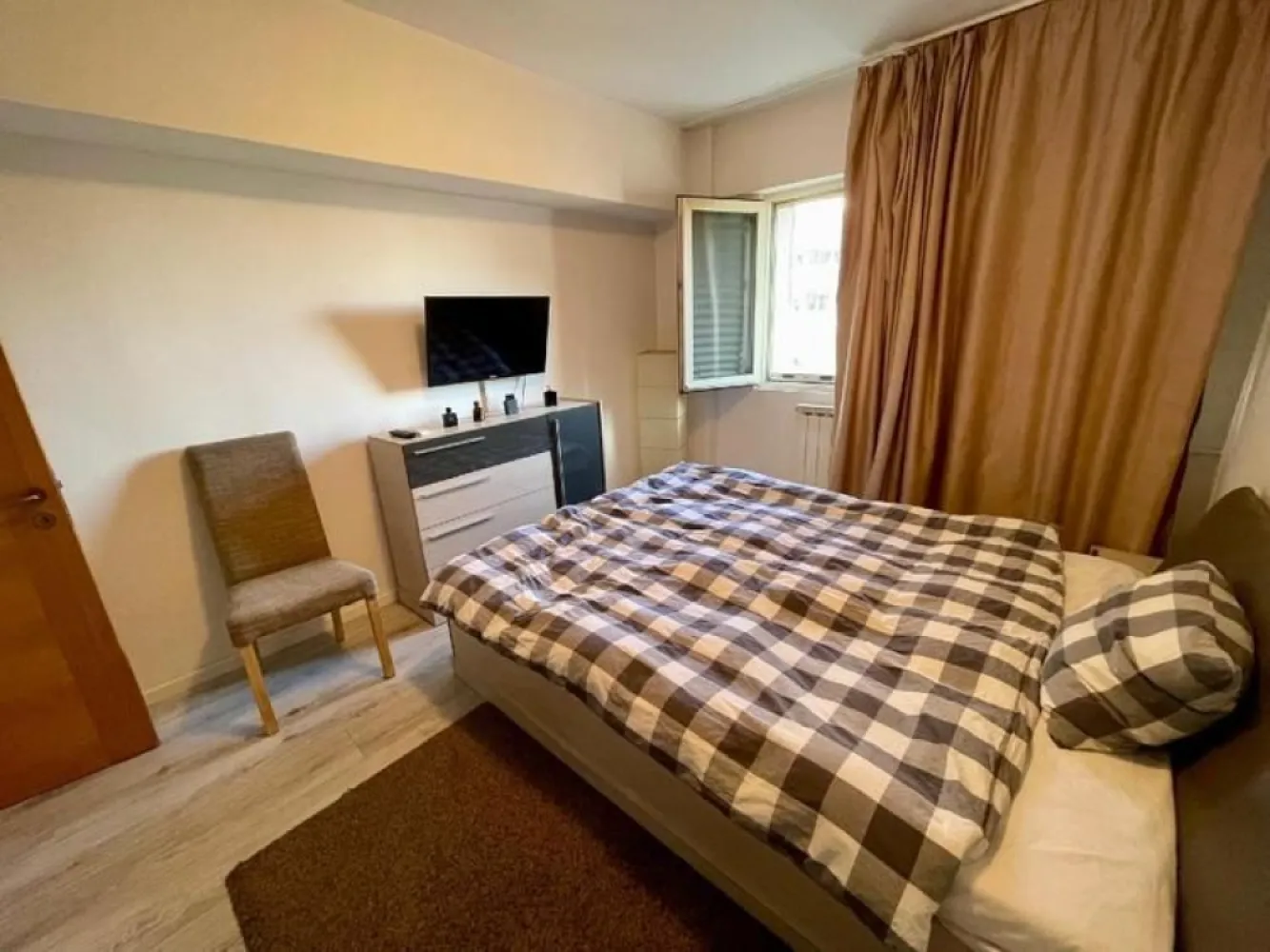 Ocazie Rara! Proprietar, vand apt 2 camere Calea Dorobanti, bloc BRD! - Oportunitate Excelenta! Proprietar, vand apartament 2 camere pe Calea Dorobanti in Bucuresti, bloc BRD, intrare prin strada Washington. Apartamentul genereaza venit pasiv din prima zi, fiind deja închiriat unui chirias stabil, cu contract pe termen lung, ce doreste sa ramana in apartament daca este posibil! Aparamentul se vinde complet utilat si mobilat, exact ca in imagini: bucatarie completa, 2 x AC, frigider, masina spalat rufe, mobila sufragerie, mobila dormitor, boiler apa calda, geamuri termopan. Localizare: Calea Dorobanți 135-145, bloc 10, etaj 7 din 10, vedere spre bulevard. Apt este semidecomandat si are o suprafata de 58 mp utili (63 mp cu balcon). Caldura si apa calda prin Radet. An constructie bloc 1977. Blocul este anvelopat si are 1 lift. Nu am loc de parcare, dar se pot folosi locurile cu plata de pe Calea Dorobanti. Acces facil la mijloace de transport, centre comerciale, scoli si servicii, ideal pentru mentinerea unei cereri ridicate de inchiriere. Pret: 160,000 EUR, usor negociabil pentru achiziție imediata cu plata cash. Colaborez si cu agentii, ofer comision 2% cu TVA inclus.