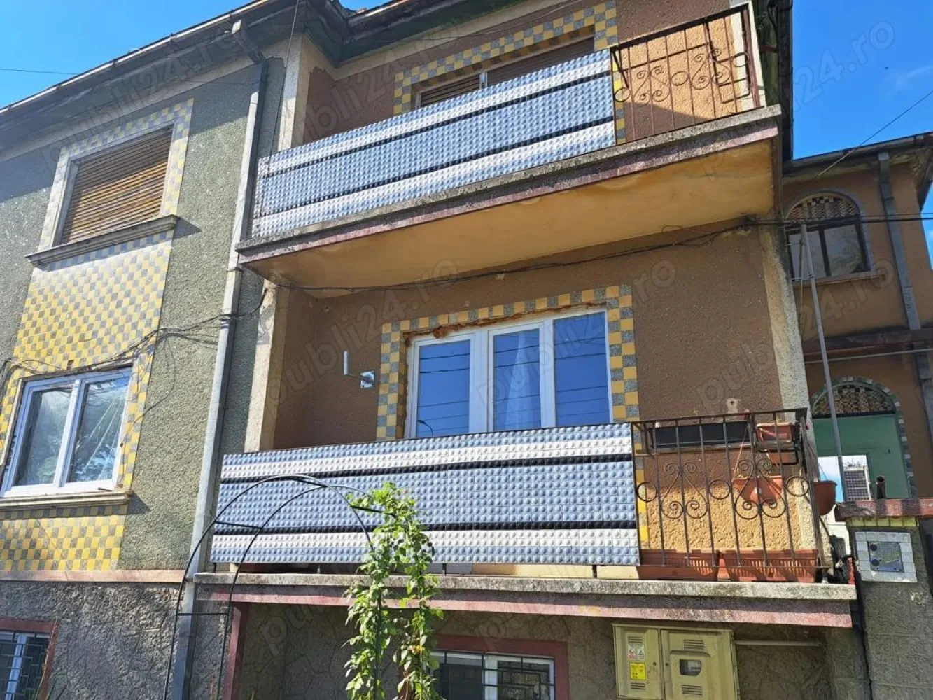 Casă cu etaj Botizului - Casă de vânzare pe strada Botizului. Casa este compartimentată în: demisol, parter și etaj. Fiecare din cele trei nivele dispune de două camere, bucătărie, baie și cămară. Terenul are o suprafață de 4 ari, pe el fiind construite mai multe anexe și amenajată o grădină. Casa este parțial renovată ceea ce poate oferi oportunitatea de amenajare după bunul plac viitorilor proprietari. Se poate viziona de luni până vineri după ora 16. Www.brasadas.com.