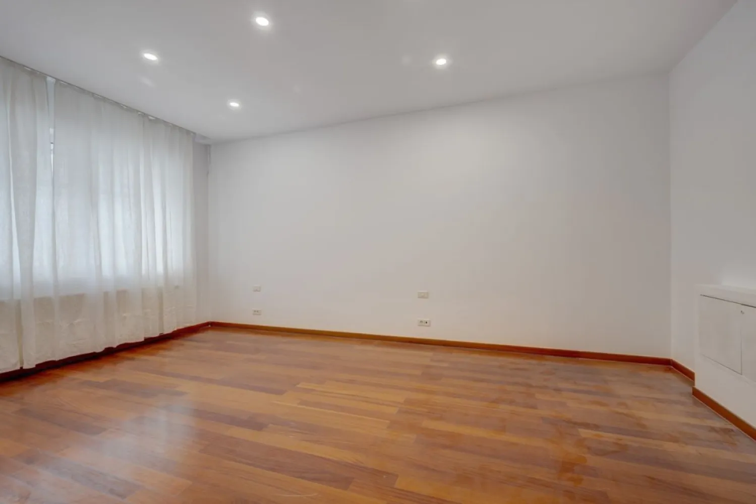 BRASADAS vinde ap 5 cam 2/5 2005 Primaverii. - Agentia Imobiliara BRASADAS vinde apartament cu 4 camere pe malul lacului Bordei cu suprafata totala utila 188 mp, etaj 2/5, 3 bai, an constructie 2005, centrala proprie, 1 loc garaj subteran, Cartier Primaverii, Sector 1, pret 1.750.000 euro + tva. Zona super-premium, super-securizata, Vecini Resedinta Ambasadorului SUA, Resedinta Presedintelui Romaniei. Proprietar: Societate Comerciala. www.brasadas.com.