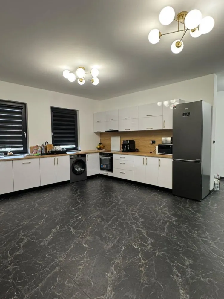 Vand casa str. Giulia ( odoreului ) - Casa Parter suprafete: Suprafata teren = 650mp2 Suprafata construita = 137 mp2 Suprafața utila = 117 mp2 3 dormitoare, 2 bai, living + bucatarie si terasa. Exterior finisat termosistem cu grosime de 10 cm EPS80 doua maini de adeziv cu plasa de armare tencuiala decorativa in 2 culori (alb/gri) ( decorativa STO) tamplarie PVC REHAU gri antracit 4 anotimpuri Interior mobilat și utilat instalatie sanitara pe pozitie instalatie electrica pe pozitie incalzire prin pardoseala doua maini de glet zugrăvită in alb - vopsea SAVANA Tavan, placa de beton izolat cu bobițe granulare de polistiren de 10 cm Curte beton amprentat, gard făcut Toate electrocasnicele sunt în garanție