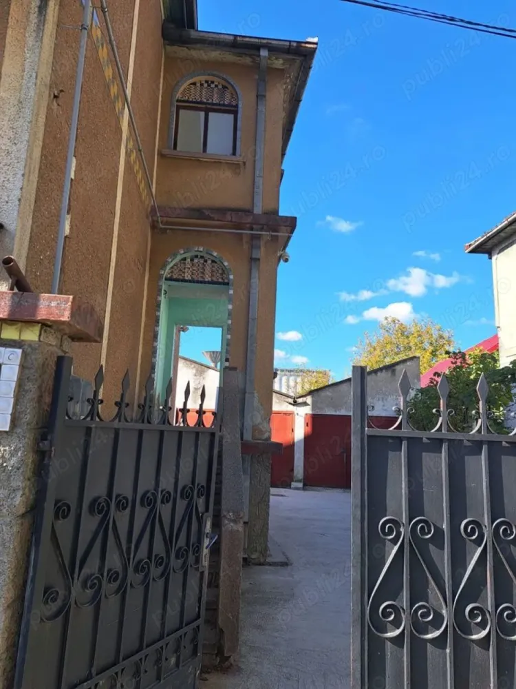 Casă cu etaj Botizului - Casă de vânzare pe strada Botizului. Casa este compartimentată în: demisol, parter și etaj. Fiecare din cele trei nivele dispune de două camere, bucătărie, baie și cămară. Terenul are o suprafață de 4 ari, pe el fiind construite mai multe anexe și amenajată o grădină. Casa este parțial renovată ceea ce poate oferi oportunitatea de amenajare după bunul plac viitorilor proprietari. Se poate viziona de luni până vineri după ora 16. Www.brasadas.com.