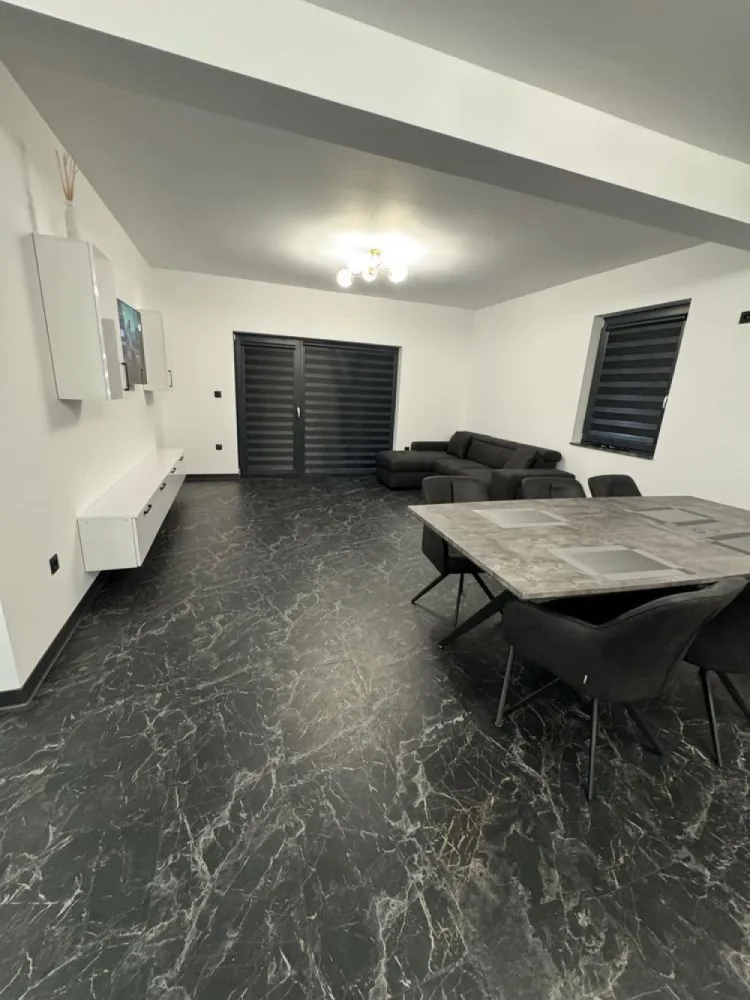 Vand casa str. Giulia ( odoreului ) - Casa Parter suprafete: Suprafata teren = 650mp2 Suprafata construita = 137 mp2 Suprafața utila = 117 mp2 3 dormitoare, 2 bai, living + bucatarie si terasa. Exterior finisat termosistem cu grosime de 10 cm EPS80 doua maini de adeziv cu plasa de armare tencuiala decorativa in 2 culori (alb/gri) ( decorativa STO) tamplarie PVC REHAU gri antracit 4 anotimpuri Interior mobilat și utilat instalatie sanitara pe pozitie instalatie electrica pe pozitie incalzire prin pardoseala doua maini de glet zugrăvită in alb - vopsea SAVANA Tavan, placa de beton izolat cu bobițe granulare de polistiren de 10 cm Curte beton amprentat, gard făcut Toate electrocasnicele sunt în garanție
