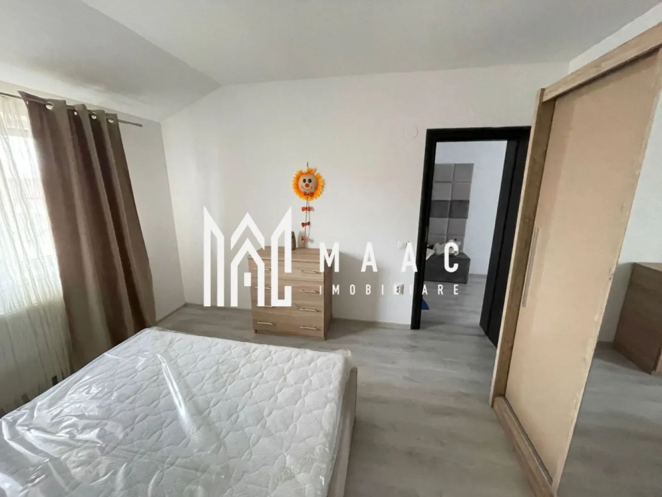 Apartament 2 camere I Decomandat I Calea Cisnadiei - MAAC IMOBILIARE propune atentiei dumneavoastra un apartament deosebit, amplasat la etajul 3/3 al unui imobil situat in Calea Cisnadiei. Locuința este compartimentată eficient, fiind compusă din: living spațios, dormitor, bucătărie separată, baie cu vana si geam de aerisire, balcon. Accesul in pod (cca 30mp) se face din holul de la intrare. Loc de parcare privat. Se preda partial mobilat (vezi foto) lasand ca personalizarea locatiei sa fie rodul amprentei dumneavoastra. Zona este bogata in centre comerciale (LIDL), de invatamant, medicale, statii pentru transportul in comun, etc Pentru mai multe detalii precizati telefonic ca ati vazut anuntul cu ID: CP2783627 }}