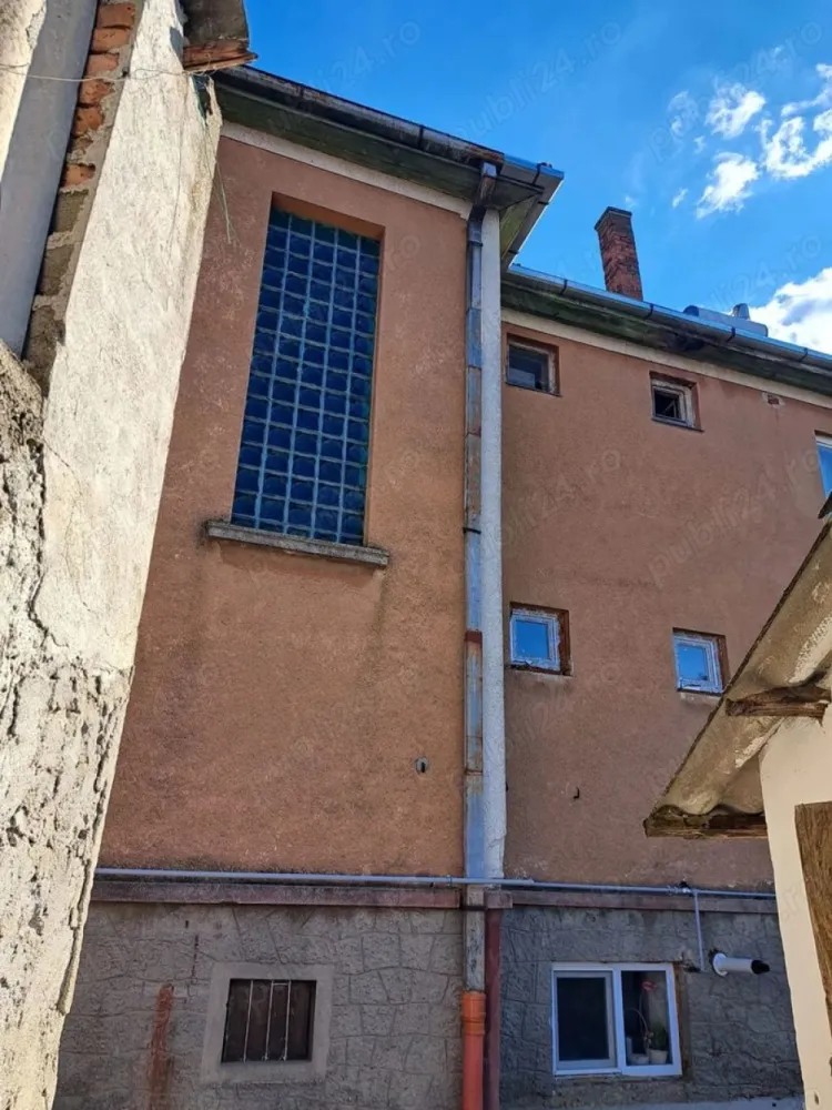 Casă cu etaj Botizului - Casă de vânzare pe strada Botizului. Casa este compartimentată în: demisol, parter și etaj. Fiecare din cele trei nivele dispune de două camere, bucătărie, baie și cămară. Terenul are o suprafață de 4 ari, pe el fiind construite mai multe anexe și amenajată o grădină. Casa este parțial renovată ceea ce poate oferi oportunitatea de amenajare după bunul plac viitorilor proprietari. Se poate viziona de luni până vineri după ora 16. Www.brasadas.com.