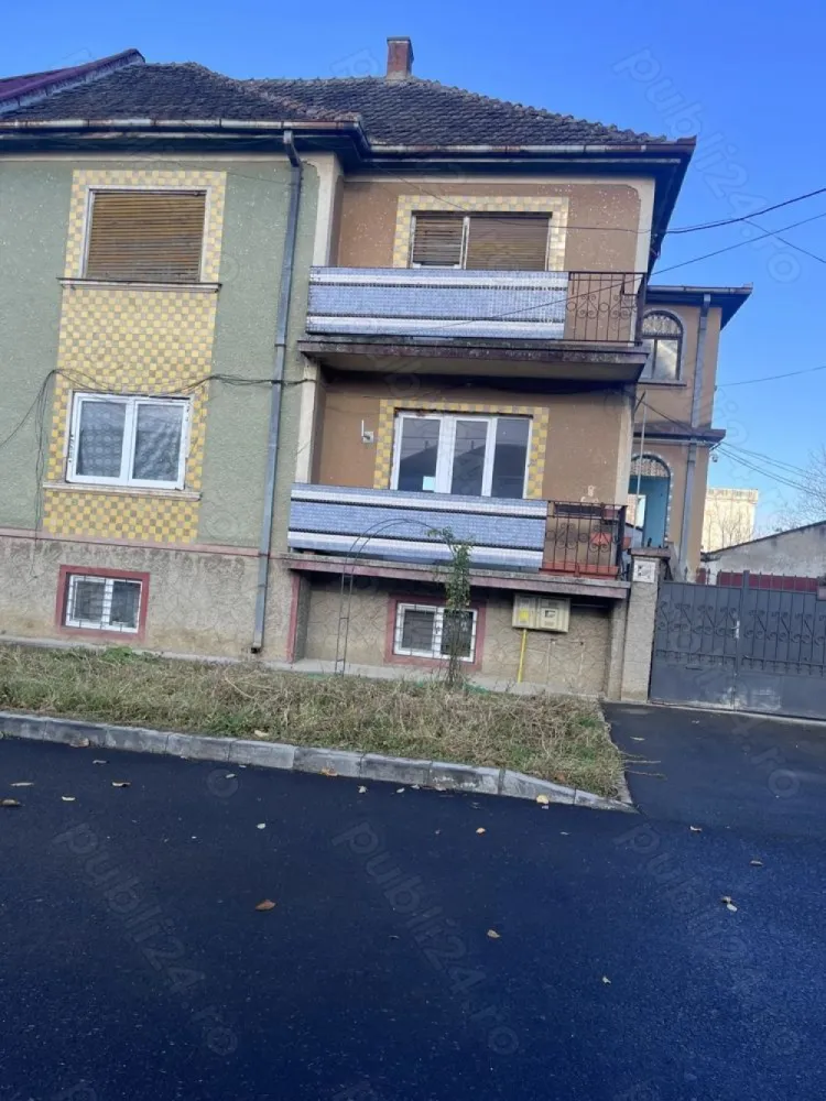 Casă cu etaj Botizului - Casă de vânzare pe strada Botizului. Casa este compartimentată în: demisol, parter și etaj. Fiecare din cele trei nivele dispune de două camere, bucătărie, baie și cămară. Terenul are o suprafață de 4 ari, pe el fiind construite mai multe anexe și amenajată o grădină. Casa este parțial renovată ceea ce poate oferi oportunitatea de amenajare după bunul plac viitorilor proprietari. Se poate viziona de luni până vineri după ora 16. Www.brasadas.com.