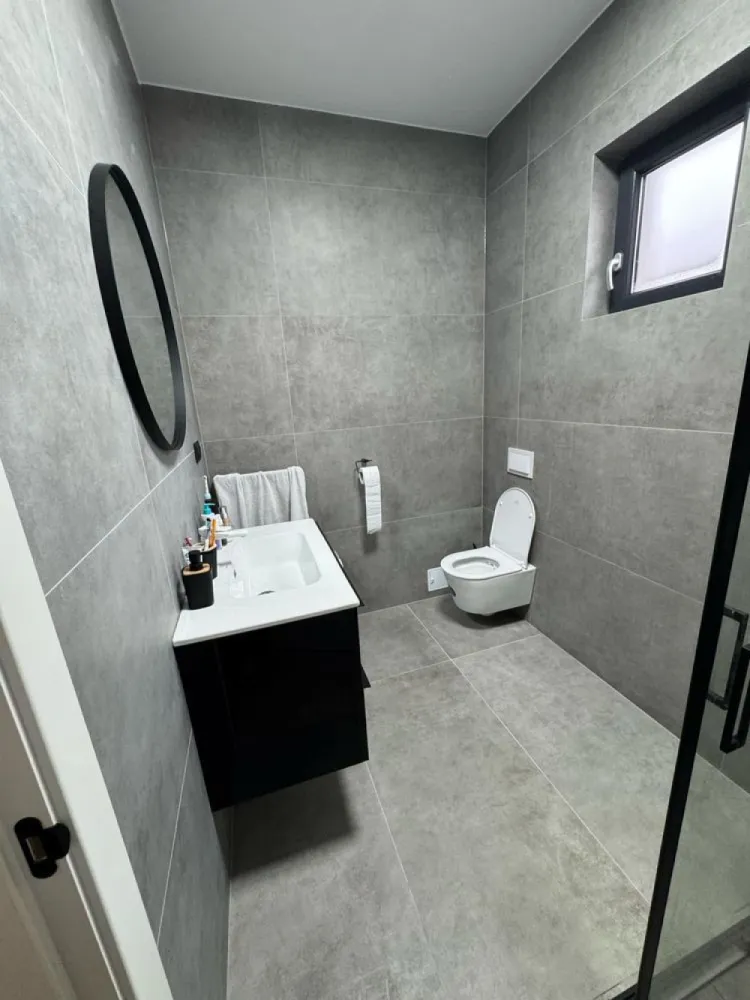 Vand casa str. Giulia ( odoreului ) - Casa Parter suprafete: Suprafata teren = 650mp2 Suprafata construita = 137 mp2 Suprafața utila = 117 mp2 3 dormitoare, 2 bai, living + bucatarie si terasa. Exterior finisat termosistem cu grosime de 10 cm EPS80 doua maini de adeziv cu plasa de armare tencuiala decorativa in 2 culori (alb/gri) ( decorativa STO) tamplarie PVC REHAU gri antracit 4 anotimpuri Interior mobilat și utilat instalatie sanitara pe pozitie instalatie electrica pe pozitie incalzire prin pardoseala doua maini de glet zugrăvită in alb - vopsea SAVANA Tavan, placa de beton izolat cu bobițe granulare de polistiren de 10 cm Curte beton amprentat, gard făcut Toate electrocasnicele sunt în garanție