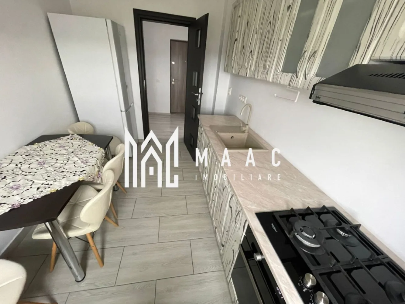 Apartament 2 camere I Decomandat I Calea Cisnadiei - MAAC IMOBILIARE propune atentiei dumneavoastra un apartament deosebit, amplasat la etajul 3/3 al unui imobil situat in Calea Cisnadiei. Locuința este compartimentată eficient, fiind compusă din: living spațios, dormitor, bucătărie separată, baie cu vana si geam de aerisire, balcon. Accesul in pod (cca 30mp) se face din holul de la intrare. Loc de parcare privat. Se preda partial mobilat (vezi foto) lasand ca personalizarea locatiei sa fie rodul amprentei dumneavoastra. Zona este bogata in centre comerciale (LIDL), de invatamant, medicale, statii pentru transportul in comun, etc Pentru mai multe detalii precizati telefonic ca ati vazut anuntul cu ID: CP2783627 }}