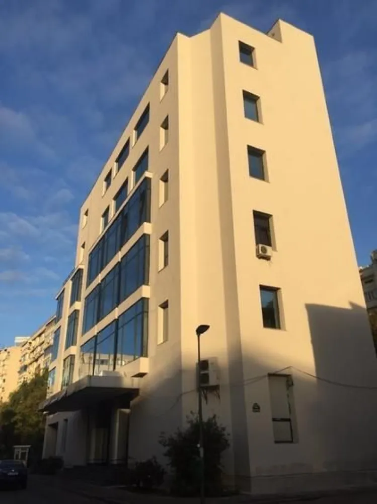 BRASADAS vinde Cladire de Birouri Inchiriat in Zona Unirii. - Agenția imobiliara BRASADAS vinde Cladire de Birouri tip S+P+5E in zona UNIRII. Suprafata Construita: 2.200 mp Suprafata Utila Etaj: 1.650 mp Suprafata Utila Total: 1.900 mp Cladirea a fost construita in Anul 1998 si are torte spatially inchiriate. - Securitate 24/7 - &Icirc;ncălzire și răcire - Video - Lift - Statia de metrou la 2 minute (Dimitrie Cantemir). www.brasadas.com.
