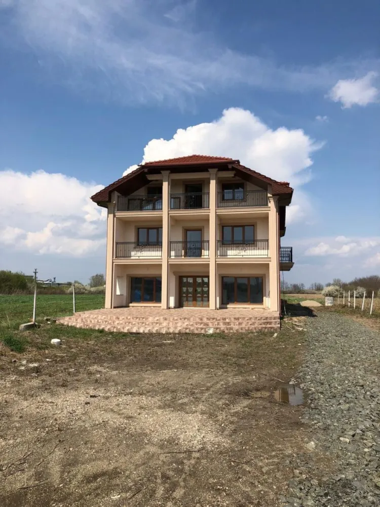 BRASADAS vinde pensiune/hotel. - Agentia Imobiliara BRASADAS vinde pensiune / hotel neterminat Cladirea are 12 camere cu bai, 700 mp. si 6.800 mp. teren intravilan. detin materialele petru finalizarea cladiri bai (gresi dusuri wc parchet holuri adezivi )doar trebe terminata manopera Se accepta unele schimburi cu casa/ apartament plus minus diferenta. www.brasadas.com