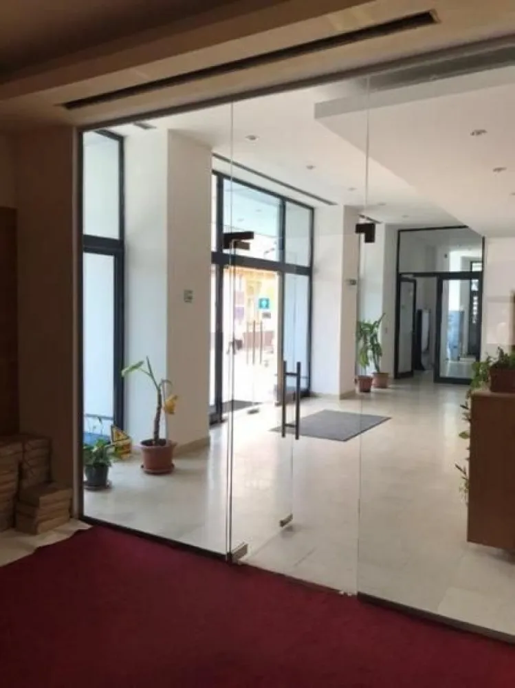 BRASADAS vinde Cladire de Birouri Inchiriat in Zona Unirii. - Agenția imobiliara BRASADAS vinde Cladire de Birouri tip S+P+5E in zona UNIRII. Suprafata Construita: 2.200 mp Suprafata Utila Etaj: 1.650 mp Suprafata Utila Total: 1.900 mp Cladirea a fost construita in Anul 1998 si are torte spatially inchiriate. - Securitate 24/7 - &Icirc;ncălzire și răcire - Video - Lift - Statia de metrou la 2 minute (Dimitrie Cantemir). www.brasadas.com.