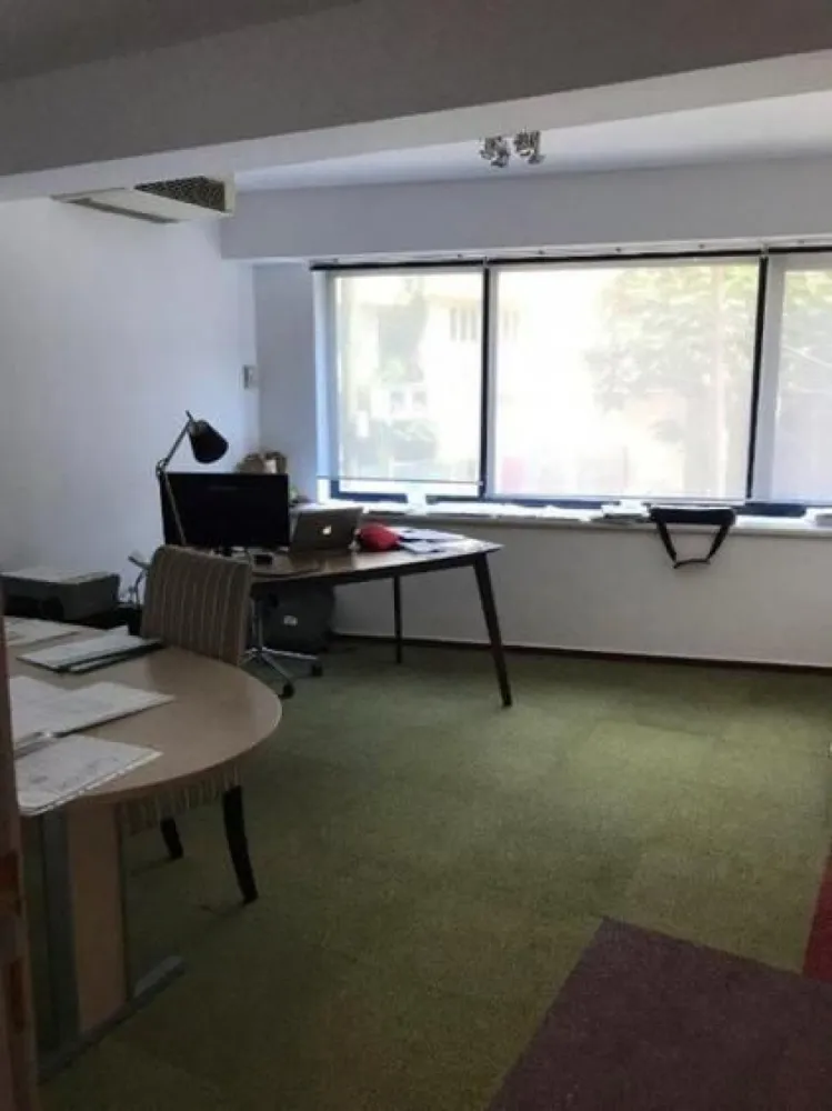 BRASADAS vinde Cladire de Birouri Inchiriat in Zona Unirii. - Agenția imobiliara BRASADAS vinde Cladire de Birouri tip S+P+5E in zona UNIRII. Suprafata Construita: 2.200 mp Suprafata Utila Etaj: 1.650 mp Suprafata Utila Total: 1.900 mp Cladirea a fost construita in Anul 1998 si are torte spatially inchiriate. - Securitate 24/7 - &Icirc;ncălzire și răcire - Video - Lift - Statia de metrou la 2 minute (Dimitrie Cantemir). www.brasadas.com.