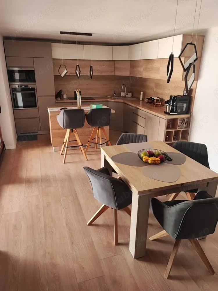 casă eco de lux de vânzare - Se oferă spre vânzare, în reprezentare unică și cu comision 0% pentru cumpărător, o casă în Satu Mare Str. Balta Blonda construită din cărămidă plină, spațioasă și elegantă, cu o suprafață utilă de 150 mp, amplasată pe un teren generos de 12 ari. Proprietatea se vinde complet mobilată și utilată, cu mobilier și electrocasnice de înaltă calitate, atent alese pentru a oferi confort, funcționalitate și un stil modern. Este locuința ideală pentru cei care doresc să se mute imediat, fără alte investiții suplimentare. Casa este gândită practic și flexibil, fiind potrivită inclusiv pentru o familie numeroasă. Aceasta dispune de: Două intrări separate ideale pentru două familii sau pentru delimitarea zonelor de zi și de noapte Două băi Două bucătării Centrală termică proprie Încălzire în pardoseală Panouri solare ce asigură gratuit energia electrică pe tot parcursul anului Rețea electrică convențională disponibilă Mașină de spălat rufe și uscător amplasate inteligent în dressing Încălzire atât pe peleți, cât și pe gaz, cu termostat inteligent reglabil manual și de pe telefon, de la distanță Cameră tehnică de 16 mp Trei anexe de depozitare Carport în fața casei Puț forat în curte, la 25 m adâncime Apă caldă atât pe gaz, cât și pe curent Poartă automatizată Aer condiționat Spațiu de relaxare și zonă pentru grătar Utilități complete: apă, gaz, canalizare, curent electric. Infrastructură: stradă asfaltată, acces rapid către toate punctele de interes din oraș, aproape de centura orasului ideal pentru navetă sau acces facil către zone comerciale și instituții. Dacă îți dorești o casă în Satu Mare care combină stilul occidental cu funcționalitatea unei locuințe tradiționale bine gândite, aceasta este oportunitatea ideală pentru tine! Contactează-ne pentru mai multe detalii sau pentru a programa o vizionare. Preț 260000