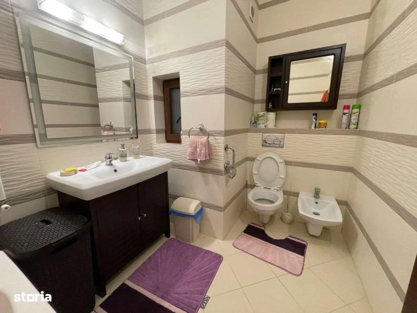 BRASADAS vinde casa in zona stadionului Olimpia. - Agentia Imobiliara BRASADAS vinde casa tip P+2+M in zona stadion Olimpia, ideală pentru o familie sau ca investiție imobiliară!Se vinde complet mobilat + utilat.Casa este compusă din: Parter: Garaj electric + 1 camera + 1 baie + 1 hol mare + 1 hol mic. Etajul 1: Living + Baie + Bucătărie + Dining + Debara Etajul 2: Baie + 3 camere / dormitoare (1 cu balcon) + HolCurte din spate: loc de stat relaxat departe de gălăgie + zona de grătar + încăpere pentru depozitareÎncălzire pe centrala + încălzire pardoseala (etajul 1)Geamuri / uși termopane Rehau, porți electrice, camere video in fata clădirii si in spatele clădirii, jaluzele electrice, interfon video, senzori de mișcare. Posibilitate de a construi alte încăperi / camere la mansarda. Casa a fost complet renovata in anul 2015. Www.brasadas.com.