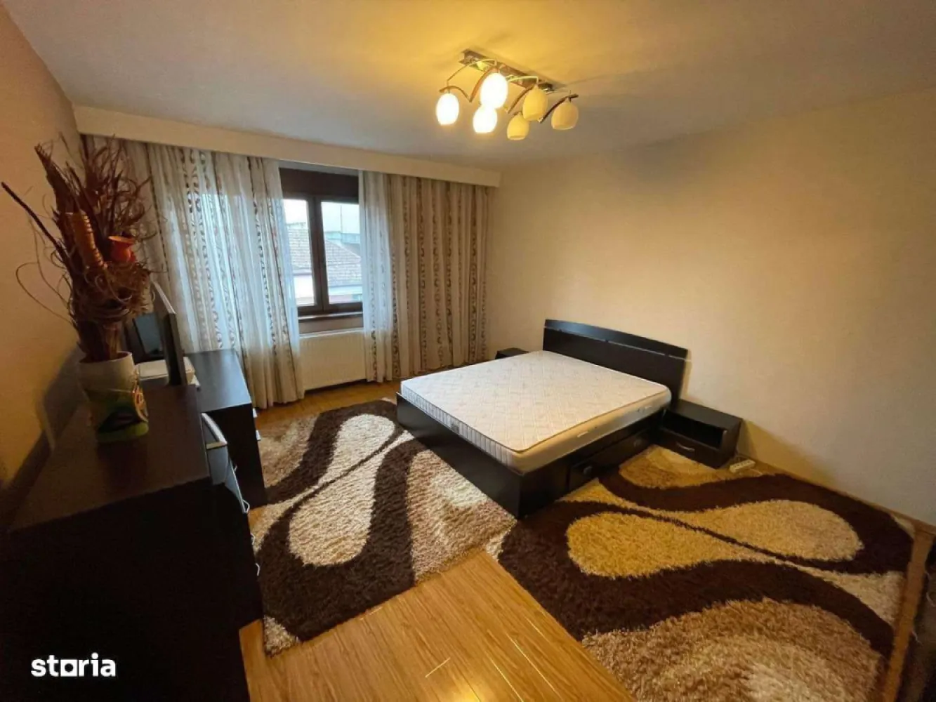 BRASADAS vinde casa in zona stadionului Olimpia. - Agentia Imobiliara BRASADAS vinde casa tip P+2+M in zona stadion Olimpia, ideală pentru o familie sau ca investiție imobiliară!Se vinde complet mobilat + utilat.Casa este compusă din: Parter: Garaj electric + 1 camera + 1 baie + 1 hol mare + 1 hol mic. Etajul 1: Living + Baie + Bucătărie + Dining + Debara Etajul 2: Baie + 3 camere / dormitoare (1 cu balcon) + HolCurte din spate: loc de stat relaxat departe de gălăgie + zona de grătar + încăpere pentru depozitareÎncălzire pe centrala + încălzire pardoseala (etajul 1)Geamuri / uși termopane Rehau, porți electrice, camere video in fata clădirii si in spatele clădirii, jaluzele electrice, interfon video, senzori de mișcare. Posibilitate de a construi alte încăperi / camere la mansarda. Casa a fost complet renovata in anul 2015. Www.brasadas.com.