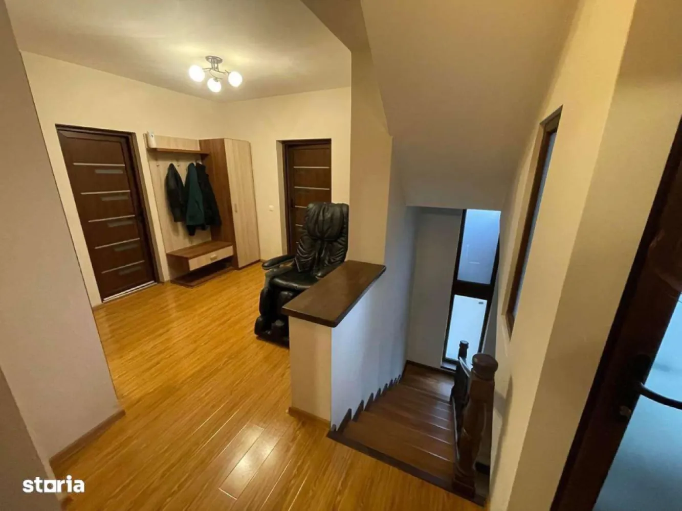 BRASADAS vinde casa in zona stadionului Olimpia. - Agentia Imobiliara BRASADAS vinde casa tip P+2+M in zona stadion Olimpia, ideală pentru o familie sau ca investiție imobiliară!Se vinde complet mobilat + utilat.Casa este compusă din: Parter: Garaj electric + 1 camera + 1 baie + 1 hol mare + 1 hol mic. Etajul 1: Living + Baie + Bucătărie + Dining + Debara Etajul 2: Baie + 3 camere / dormitoare (1 cu balcon) + HolCurte din spate: loc de stat relaxat departe de gălăgie + zona de grătar + încăpere pentru depozitareÎncălzire pe centrala + încălzire pardoseala (etajul 1)Geamuri / uși termopane Rehau, porți electrice, camere video in fata clădirii si in spatele clădirii, jaluzele electrice, interfon video, senzori de mișcare. Posibilitate de a construi alte încăperi / camere la mansarda. Casa a fost complet renovata in anul 2015. Www.brasadas.com.