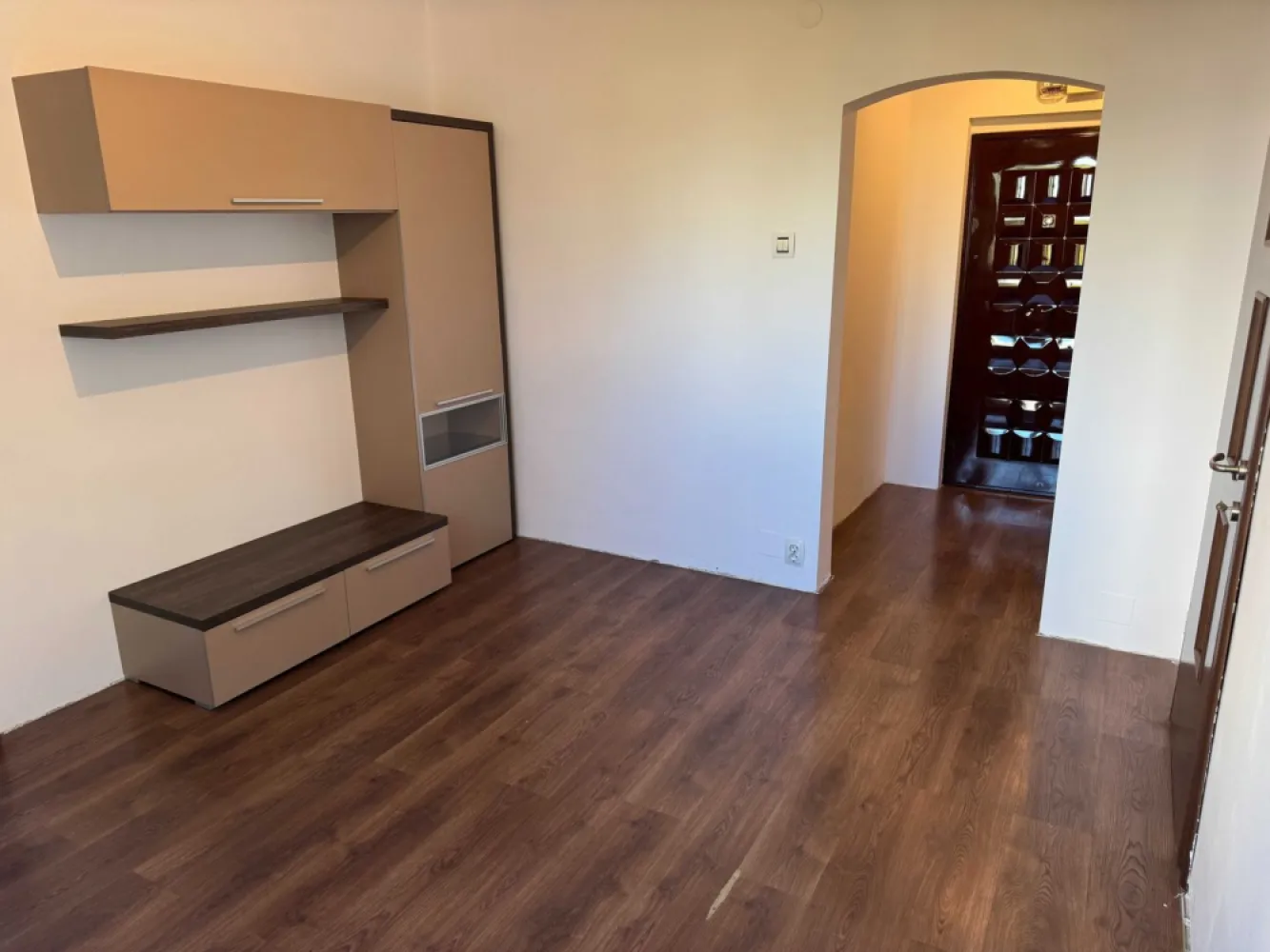 Apartament 2 camere Piata Trapezului 2 minute metrou - Vand apartament 2 camere, etaj 3/10 cu lift modernizat, bloc reabilitat termic, scara renovata. In proximitate: Metrou 1 decembrie 1918 - 2 minute Piata Trapezului - 2 minute Auchan Titan - 10 minute Zona comerciala Ikea Pallady- 5 minute cu masina- 20 minute de mers pe jos Accept si credit imobiliar.