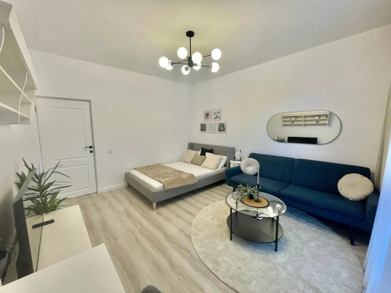 BRASADAS vinde garsoniera din 2025 la PARTER în EXIGENT 5. - Agenția imobiliara BRASADAS vinde garsonieră din 2025 situata la PARTER în EXIGENT faza 5. Garsoniera este MOBILATA si UTILATA asa cum se vede in poze si nu a fost inca locuita. Este situata la 10 minute de statia de Metou LUJERULUI. În apropiere toate mijloacele de transport in comun, supermarketuri si 2 hipermarketuri, Parcul LINIEI, Politehnica, ... Se accepta și plata cu credit bancar. Pentru mai multe detalii, sunați la nr. 0721447297. www.brasadas.com.