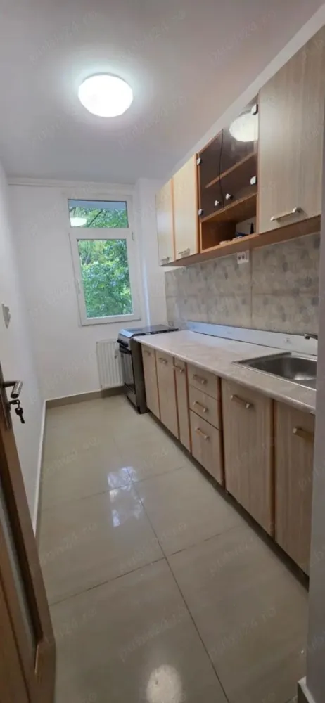 Vand garsoniera confort 1, Brancoveanu, vis-a-vis de spitalul Budimex - Garsonieră confort 1 de vânzare 33,19 mp utili, decomandata, compartimentare avantajoasă, spatioasa, situată într-un bloc bine întreținut si linistit. Compartimentare: Hol generos cu dressing 5,72 mp Bucătărie separată 5,06 mp Baie cu geam mare si cadă 4,42 mp Cameră mare 18 mp Avantaje: Compartimentare eficientă, cu bucătărie separată Ideală pentru locuit sau investiție (închiriere rapidă 300Euro pretul zonei sau afacere Airbnb - spitalul Budimex) Zonă liniștită, aproape de mijloace de transport și facilități urbane Parc si metrou aproape Spitalul Budimex vis-a-vis Anvelopata Loc de parcare platit in fata blocului Preț: 68.000 negociabil