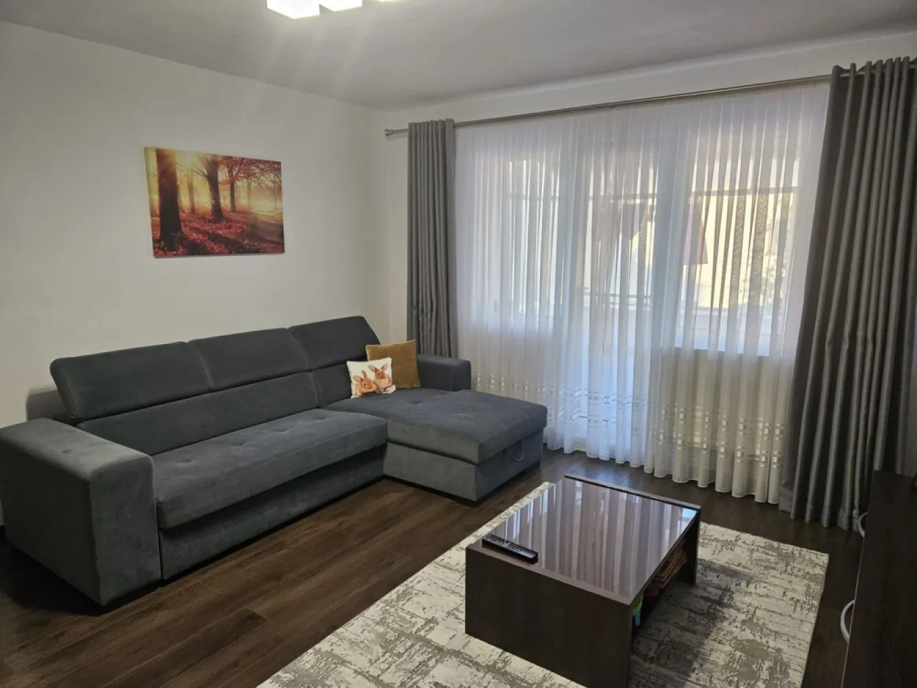 BRASADAS vinde ap 2 cam etaj 4/4 in Micro 16. - Agenția imobiliara BRASADAS vinde apartament cu 2 camere M16 prima etapă etaj 4/4. Apartamentul a fost renovat în totalitate: Instalație electrica noua Instalație apa noua Geamuri termopan Uși, parchet laminat Ușa de siguranță Mobilier Izolat exterior Balcon închis Se vinde mobilat si utilat cum se vede in poze. www.brasadas.com.