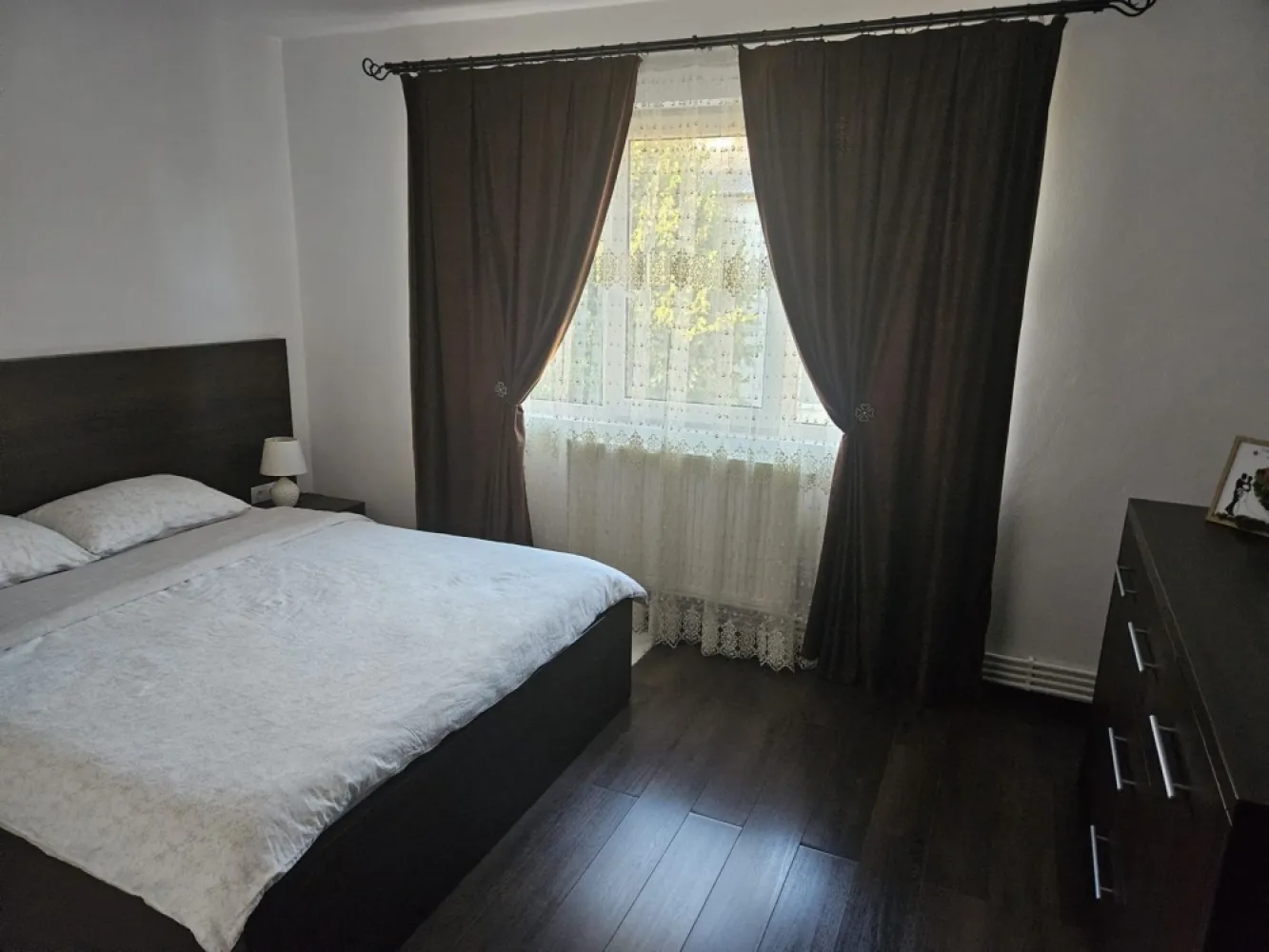 BRASADAS vinde ap 2 cam etaj 4/4 in Micro 16. - Agenția imobiliara BRASADAS vinde apartament cu 2 camere M16 prima etapă etaj 4/4. Apartamentul a fost renovat în totalitate: Instalație electrica noua Instalație apa noua Geamuri termopan Uși, parchet laminat Ușa de siguranță Mobilier Izolat exterior Balcon închis Se vinde mobilat si utilat cum se vede in poze. www.brasadas.com.