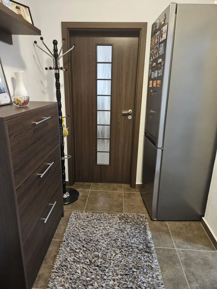 BRASADAS vinde ap 2 cam etaj 4/4 in Micro 16. - Agenția imobiliara BRASADAS vinde apartament cu 2 camere M16 prima etapă etaj 4/4. Apartamentul a fost renovat în totalitate: Instalație electrica noua Instalație apa noua Geamuri termopan Uși, parchet laminat Ușa de siguranță Mobilier Izolat exterior Balcon închis Se vinde mobilat si utilat cum se vede in poze. www.brasadas.com.