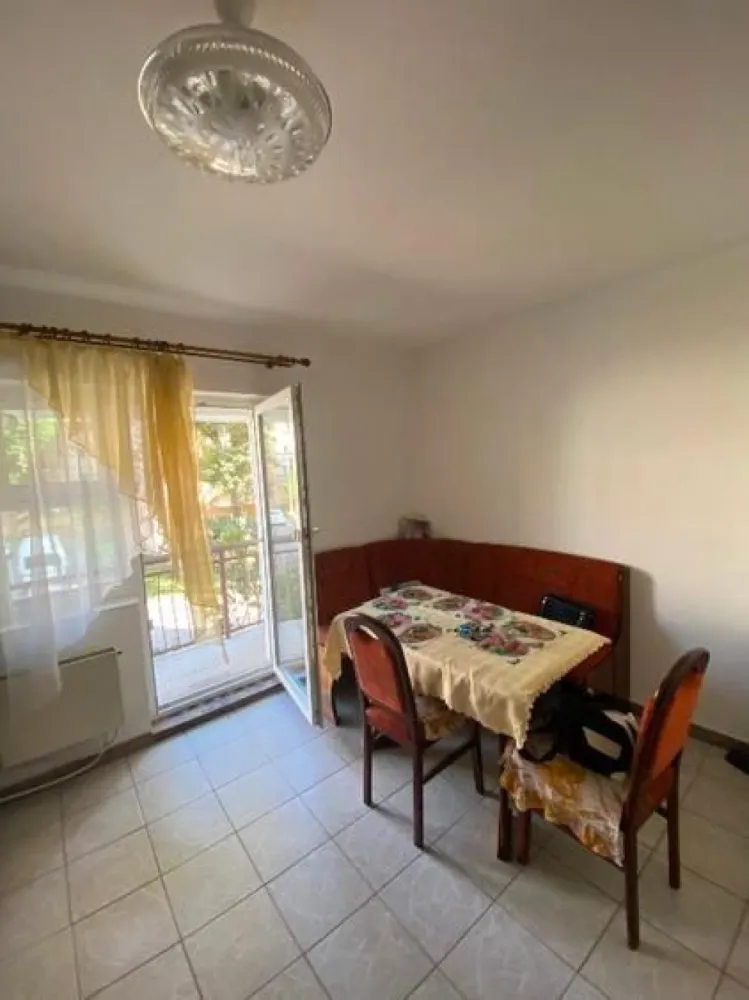 BRASADAS vinde ap 2 cam decomandat, 60,7 mp – Etaj 1, Carpați 2 - Agenția imobiliara BRASADAS vinde apartament decomandat, spațios și bine compartimentat, situat la etajul 1 al unui bloc din Carpați 2, una dintre cele mai liniștite și căutate zone din Satu Mare. ✅ Detalii apartament: Suprafață utilă: 60,70 mp 2 camere: living și dormitor Bucătărie separată Baie și hol generos 2 balcoane (la living și la bucătărie) Compartimentare decomandată ✅ Avantaje: Etaj intermediar (1 din bloc) – acces facil, ideal pentru familii sau persoane în vârstă Apartament luminos, bine întreținut Zonă liniștită, bloc curat și vecini civilizați Aproape de magazine, școală, grădiniță, parc și mijloace de transport 💶 Preț: 76.000 € 📍 Locație: Carpați 2, Satu Mare