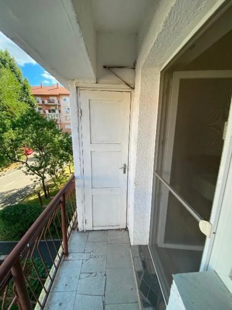 BRASADAS vinde ap 2 cam decomandat, 60,7 mp – Etaj 1, Carpați 2 - Agenția imobiliara BRASADAS vinde apartament decomandat, spațios și bine compartimentat, situat la etajul 1 al unui bloc din Carpați 2, una dintre cele mai liniștite și căutate zone din Satu Mare. ✅ Detalii apartament: Suprafață utilă: 60,70 mp 2 camere: living și dormitor Bucătărie separată Baie și hol generos 2 balcoane (la living și la bucătărie) Compartimentare decomandată ✅ Avantaje: Etaj intermediar (1 din bloc) – acces facil, ideal pentru familii sau persoane în vârstă Apartament luminos, bine întreținut Zonă liniștită, bloc curat și vecini civilizați Aproape de magazine, școală, grădiniță, parc și mijloace de transport 💶 Preț: 76.000 € 📍 Locație: Carpați 2, Satu Mare