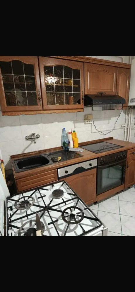 BRASADAS închiriază ap cam etaj 3/4 LIDL Careiului. - Agenția imobiliara BRASADAS închiriază apartament în Satu Mare, Aleea Prahovei, compus din 2 camere, bucătărie, baie, balcon, hol și debara. Apartamentul este situat la etajul 3/4. www.brasadas.com.