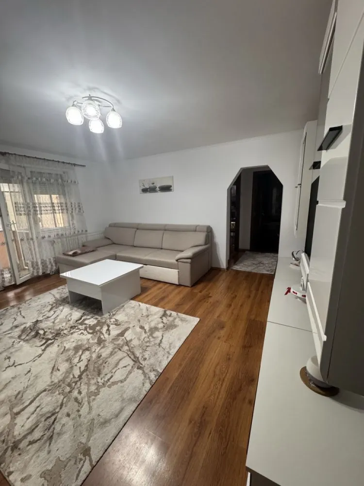 BRASADAS vinde ap 2 cam etaj 4/4 în M16. - Agenția imobiliara BRASADAS vinde apartament situat la etajul 4, compus din 2 camere semidecomandate, balcon, bucătărie și baie. Locuința este gata de mutat, îngrijită și luminoasă. Dotat cu 2 aparate de aer condiționat (în fiecare cameră) Compartimentare practică și confortabilă Bloc curat, zonă liniștită, aproape de magazine, școli și transport Acoperiș făcut www.brasadas.com.