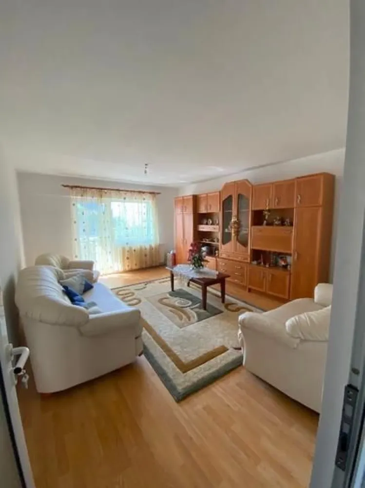 BRASADAS vinde ap 2 cam decomandat, 60,7 mp – Etaj 1, Carpați 2 - Agenția imobiliara BRASADAS vinde apartament decomandat, spațios și bine compartimentat, situat la etajul 1 al unui bloc din Carpați 2, una dintre cele mai liniștite și căutate zone din Satu Mare. ✅ Detalii apartament: Suprafață utilă: 60,70 mp 2 camere: living și dormitor Bucătărie separată Baie și hol generos 2 balcoane (la living și la bucătărie) Compartimentare decomandată ✅ Avantaje: Etaj intermediar (1 din bloc) – acces facil, ideal pentru familii sau persoane în vârstă Apartament luminos, bine întreținut Zonă liniștită, bloc curat și vecini civilizați Aproape de magazine, școală, grădiniță, parc și mijloace de transport 💶 Preț: 76.000 € 📍 Locație: Carpați 2, Satu Mare