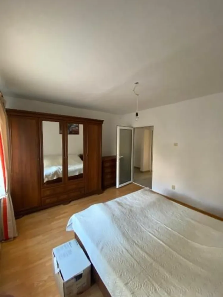 BRASADAS vinde ap 2 cam decomandat, 60,7 mp – Etaj 1, Carpați 2 - Agenția imobiliara BRASADAS vinde apartament decomandat, spațios și bine compartimentat, situat la etajul 1 al unui bloc din Carpați 2, una dintre cele mai liniștite și căutate zone din Satu Mare. ✅ Detalii apartament: Suprafață utilă: 60,70 mp 2 camere: living și dormitor Bucătărie separată Baie și hol generos 2 balcoane (la living și la bucătărie) Compartimentare decomandată ✅ Avantaje: Etaj intermediar (1 din bloc) – acces facil, ideal pentru familii sau persoane în vârstă Apartament luminos, bine întreținut Zonă liniștită, bloc curat și vecini civilizați Aproape de magazine, școală, grădiniță, parc și mijloace de transport 💶 Preț: 76.000 € 📍 Locație: Carpați 2, Satu Mare