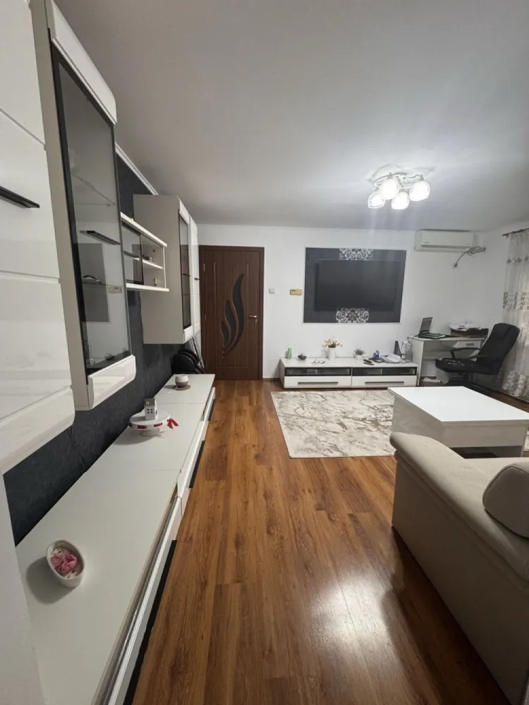 BRASADAS vinde ap 2 cam etaj 4/4 în M16. - Agenția imobiliara BRASADAS vinde apartament situat la etajul 4, compus din 2 camere semidecomandate, balcon, bucătărie și baie. Locuința este gata de mutat, îngrijită și luminoasă. Dotat cu 2 aparate de aer condiționat (în fiecare cameră) Compartimentare practică și confortabilă Bloc curat, zonă liniștită, aproape de magazine, școli și transport Acoperiș făcut www.brasadas.com.