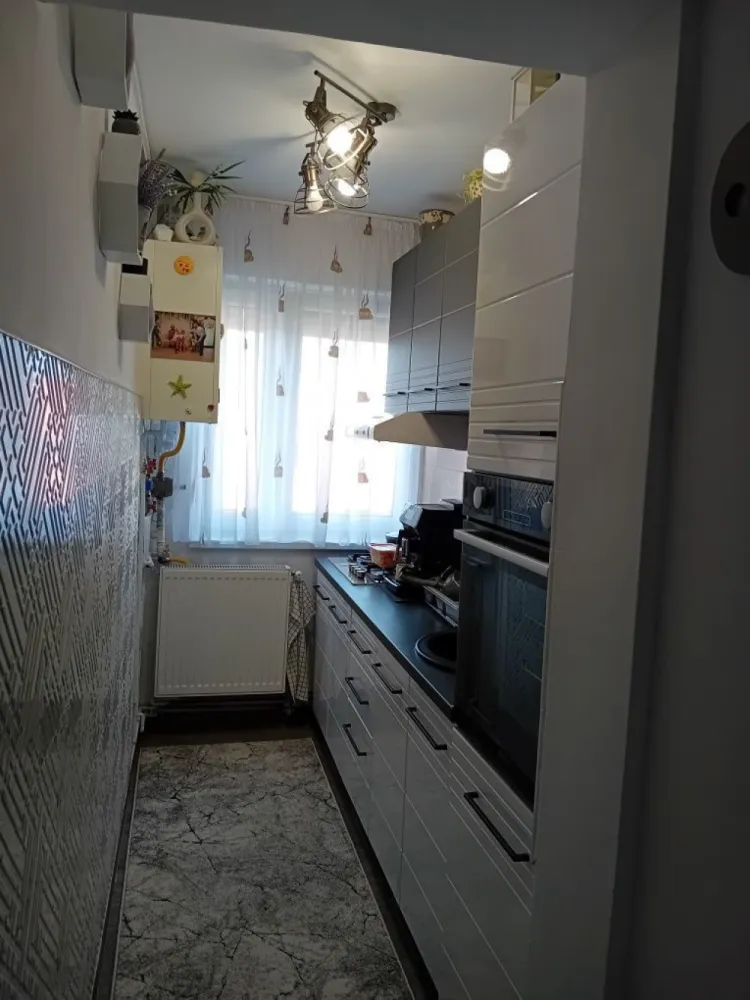 BRASADAS vinde ap 2 cam in 14 Mai etajul 3. - Agenția imobiliara BRASADAS vinde apartament cu 2 camere in 14 mai la etajul 3. Apartamentul a fost renovat de un an are termopane jaluzele plasa de tantari parchet nou. www.brasadas.com.