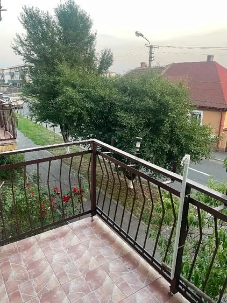 BRASADAS vinde ap 2 cam etaj 1/4 Carpati 2. - Agenția imobiliara BRASADAS vinde apartament cu 2 camere, situat in Carpati 2, la etajul 1 dintr-un bloc cu 4 etaje. Locuința este decomandată și are o suprafață utilă de 52 mp, fiind compartimentată astfel: 2 camere spațioase 1 bucătărie 1 baie 2 balcoane beci la subsol loc de parcare rezervat Dotări și îmbunătățiri: Centrală termică proprie Geamuri termopan Bloc bine întreținut Apartamentul este situat intr-o zona linistita, in apropiere parcuri de joaca fiind ideal pentru locuit sau ca investiție. Se vinde mobilat. www.brasadas.com.