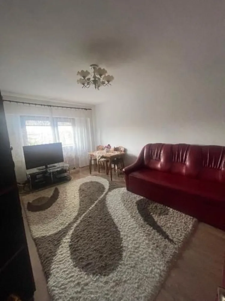 BRASADAS vinde ap 2 cam etaj 1/4 Carpati 2. - Agenția imobiliara BRASADAS vinde apartament cu 2 camere, situat in Carpati 2, la etajul 1 dintr-un bloc cu 4 etaje. Locuința este decomandată și are o suprafață utilă de 52 mp, fiind compartimentată astfel: 2 camere spațioase 1 bucătărie 1 baie 2 balcoane beci la subsol loc de parcare rezervat Dotări și îmbunătățiri: Centrală termică proprie Geamuri termopan Bloc bine întreținut Apartamentul este situat intr-o zona linistita, in apropiere parcuri de joaca fiind ideal pentru locuit sau ca investiție. Se vinde mobilat. www.brasadas.com.