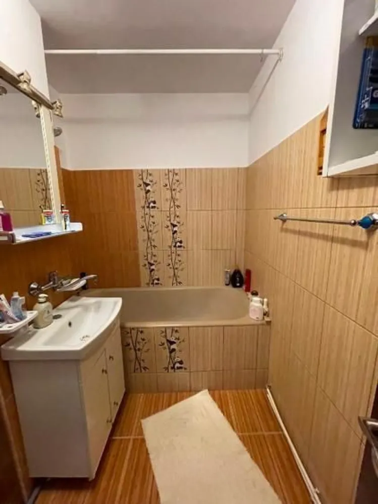 BRASADAS vinde ap 2 cam etaj 1/4 Carpati 2. - Agenția imobiliara BRASADAS vinde apartament cu 2 camere, situat in Carpati 2, la etajul 1 dintr-un bloc cu 4 etaje. Locuința este decomandată și are o suprafață utilă de 52 mp, fiind compartimentată astfel: 2 camere spațioase 1 bucătărie 1 baie 2 balcoane beci la subsol loc de parcare rezervat Dotări și îmbunătățiri: Centrală termică proprie Geamuri termopan Bloc bine întreținut Apartamentul este situat intr-o zona linistita, in apropiere parcuri de joaca fiind ideal pentru locuit sau ca investiție. Se vinde mobilat. www.brasadas.com.