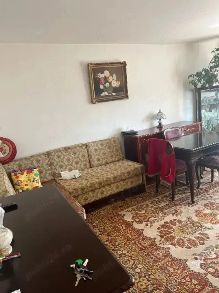BRASADAS vinde ap 2 cam - Agenția imobiliara BRASADAS vinde apartament cu 2 camere decomandate, living și dormitor spațios. Bucătăria mărita dotata cu plita, cuptor, hota, cămara de alimente și balcon tip loja. Loc de parcare inclus, aer condiționat. Hol, baie și un salon de 25 mp. Zona foarte buna, potrivit pentru familii cu copii. In proximitate se afla scoli, gradinite, creșă, acces facil la mijloace de transport, piața alimentara, supermarket etc.