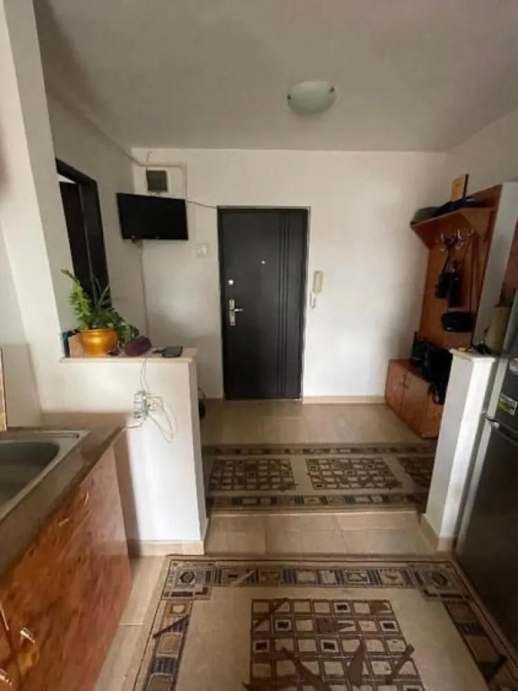 BRASADAS vinde ap 2 cam etaj 1/4 Carpati 2. - Agenția imobiliara BRASADAS vinde apartament cu 2 camere, situat in Carpati 2, la etajul 1 dintr-un bloc cu 4 etaje. Locuința este decomandată și are o suprafață utilă de 52 mp, fiind compartimentată astfel: 2 camere spațioase 1 bucătărie 1 baie 2 balcoane beci la subsol loc de parcare rezervat Dotări și îmbunătățiri: Centrală termică proprie Geamuri termopan Bloc bine întreținut Apartamentul este situat intr-o zona linistita, in apropiere parcuri de joaca fiind ideal pentru locuit sau ca investiție. Se vinde mobilat. www.brasadas.com.