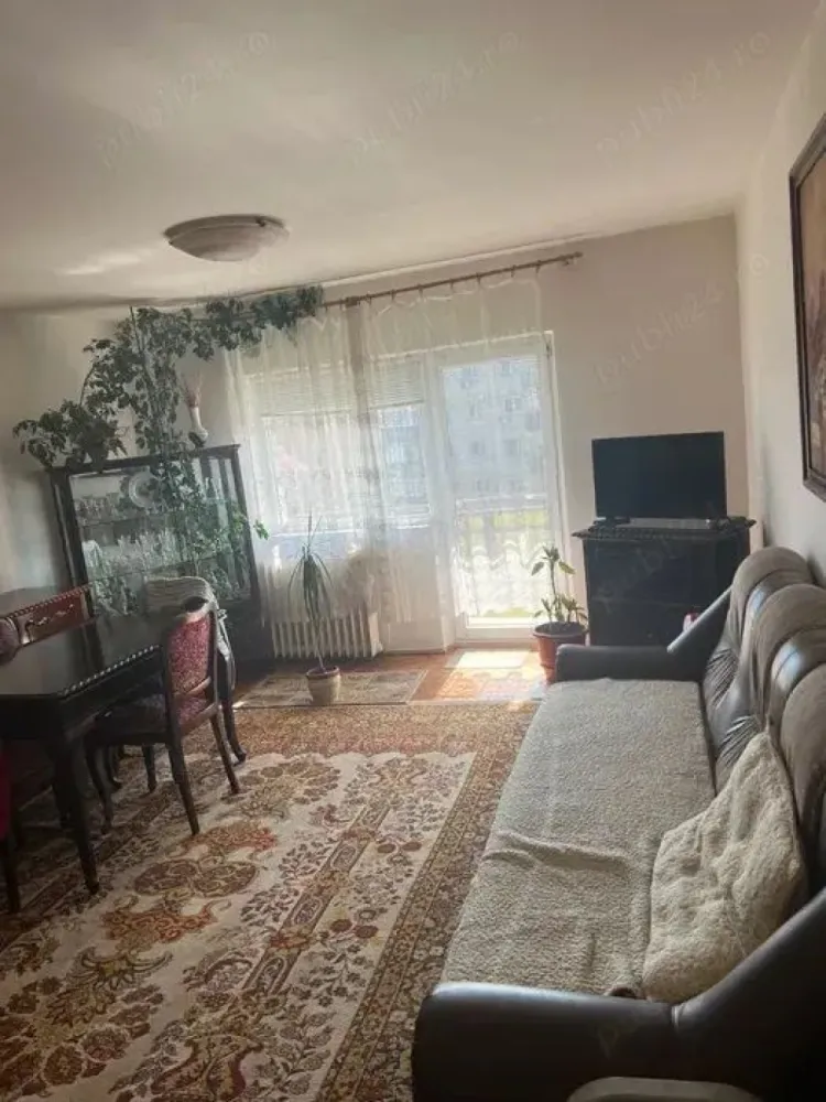 BRASADAS vinde ap 2 cam - Agenția imobiliara BRASADAS vinde apartament cu 2 camere decomandate, living și dormitor spațios. Bucătăria mărita dotata cu plita, cuptor, hota, cămara de alimente și balcon tip loja. Loc de parcare inclus, aer condiționat. Hol, baie și un salon de 25 mp. Zona foarte buna, potrivit pentru familii cu copii. In proximitate se afla scoli, gradinite, creșă, acces facil la mijloace de transport, piața alimentara, supermarket etc.