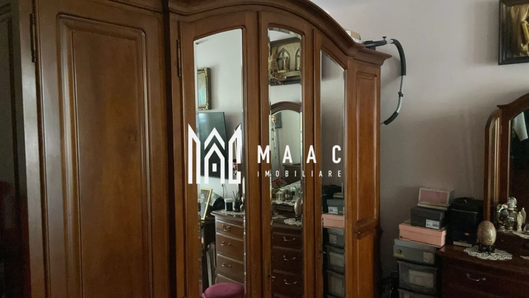 Apartament 2 camere | Parter | 56 MPU | Logie | C. Dumbravii - MAAC Imobiliare vă prezintă un apartament cu 2 camere decomandat situat in zona Calea Dumbrăvii Caracteristici: 2 camere decomandate, situat la parter înalt. Suprafață utila: 56 mp. Bloc izolat termic Luminos, cu orientare favorabilă și geamuri mari. Loc de parcare dedicat, chiar sub geam. Compartimentare și dotări: Hol de aproximativ 6 mp, cu dresor pe hol de 4 m. Bucătărie complet mobilată și utilată. Living și dormitor confortabil, fiecare cu acces facil. Baie ventilată cu geam și bine întreținută. Debara utilă pentru depozitare suplimentară. Pivniță cu o suprafață similară dormitorului, ideală pentru depozitare suplimentară. Echipare și confort: Aer condiționat Geamuri termopan tripan (3 straturi) Centrală termică proprie cu calorifere Cheltuieli lunare reduse, datorită izolației termice. Localizare și zonă: La doar 3 minute de Parcul Sub Arini, ideal pentru plimbări și relaxare în aer liber. Zonă liniștită, fără trafic intens – acces auto doar pentru locatarii ansamblului. Proximitate excelentă față de mijloace de transport, magazine, școli și spații verzi. Pentru mai multe detalii precizati telefonic ca ati vazut anuntul cu ID: CP2783616 }}