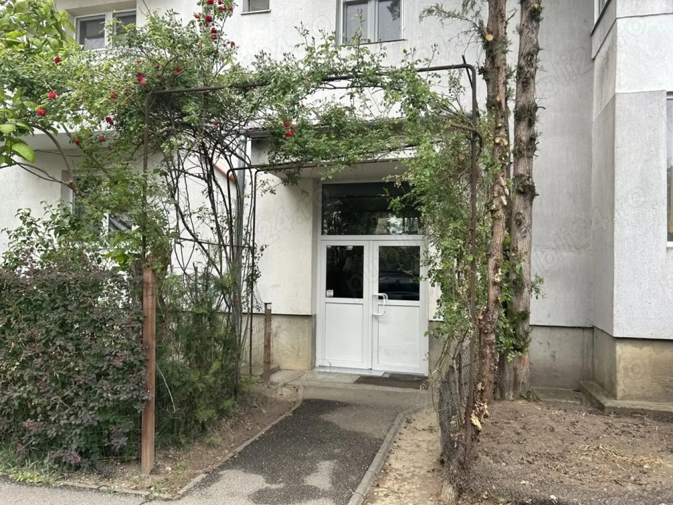 BRASADAS vinde ap 2 cam CARAMIDA etaj 4/4 Solidarității. - Agenția imobiliara BRASADAS vinde apartament cu 2 camere, bloc din caramida, cu termoizolatie, confort unu, etaj 4, cu acoperis, semidecomandat, geamuri termopan, centrala termica, baie cu gresie si faianta, parchet din lemn, usa de intrare metalica, boxa uscata in subsol, complet mobilat, situat pe strada Rodnei in spate la magazinul Profi, langa biserica Greco Catolica( la 200 m de magazinul LIDL). www.brasadas.com.